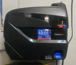 Relógio de ponto Control iD iDClass instalado e em funcionamento em uma empresa